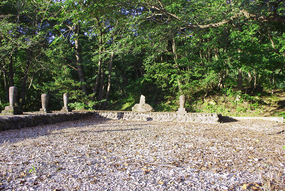 武田信安公の霊廟